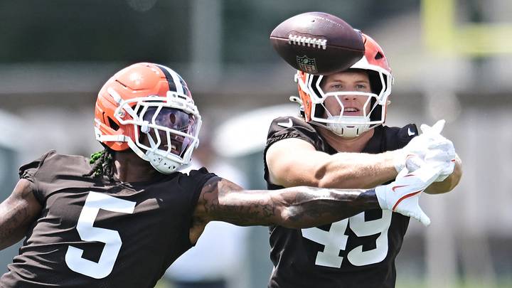 Cleveland Browns linebackers Quincy Williams, left, and Carson Schwesinger