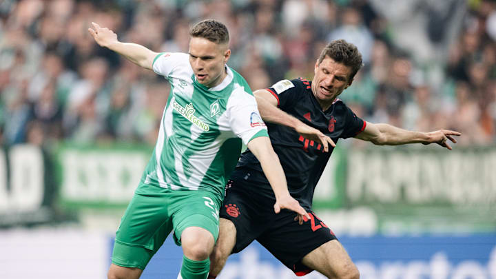 Niklas Schmidt im Zweikampf mit Thomas Müller.