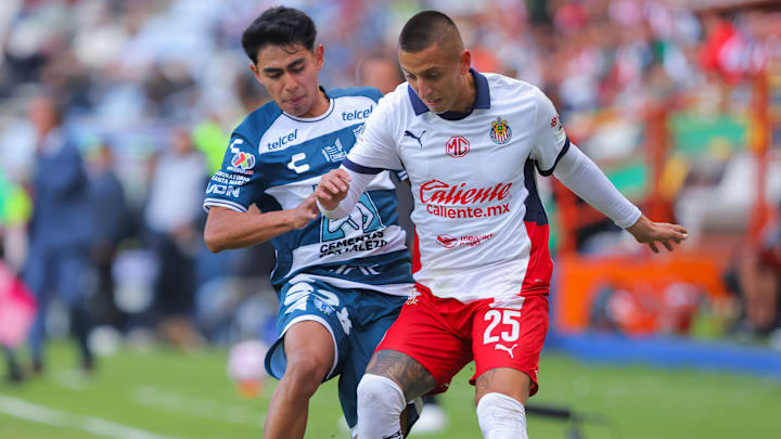 Elias Montiel cubre de cerca a Roberto Alvarado