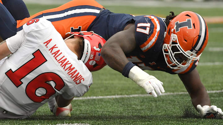 Illinois Fighting Illini linebacker Gabe Jacas (17) sacks Rutgers Scarlet Knights quarterback Athan Kaliakmanis.