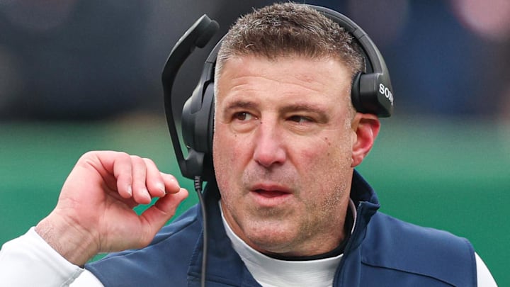 Dec 28, 2025; East Rutherford, New Jersey, USA; New England Patriots head coach Mike Vrabel looks on during the first half against the New York Jets at MetLife Stadium. Mandatory Credit: Vincent Carchietta-Imagn Images Dec 28, 2025; East Rutherford, New Jersey, USA; New England Patriots head coach Mike Vrabel looks on during the first half against the New York Jets at MetLife Stadium. Mandatory Credit: Vincent Carchietta-Imagn Images