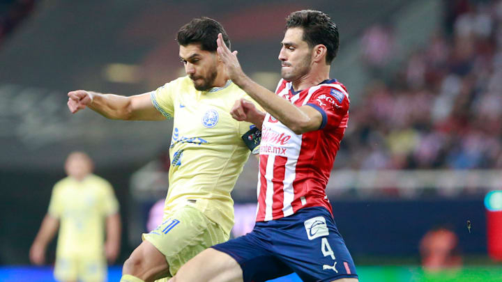 Henry Martín del América y Antonio Briseño de Chivas disputan el esférico durante la semifinal de ida.
