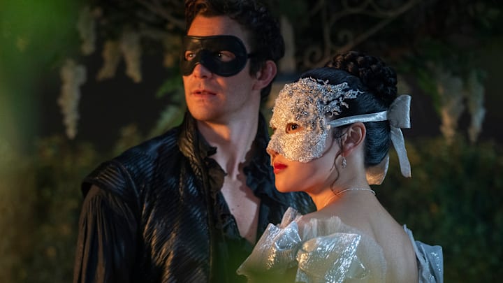 Bridgerton. (L to R) Luke Thompson as Benedict Bridgerton, Yerin Ha as Sophie Baek in episode 401 of Bridgerton. 