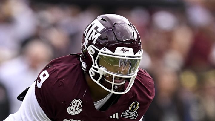 Texas A&M Aggies defensive end Cashius Howell lines up