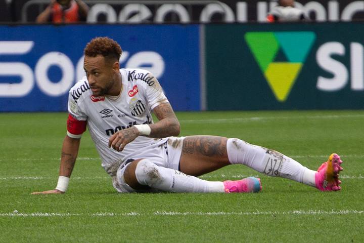 Neymar prostrate on the turf. Neymar prostrate on the turf.