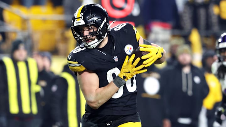 Jan 4, 2026; Pittsburgh, Pennsylvania, USA; Pittsburgh Steelers tight end Pat Freiermuth (88) makes a catch against the Baltimore Ravens during the second half at Acrisure Stadium. Mandatory Credit: Charles LeClaire-Imagn Images