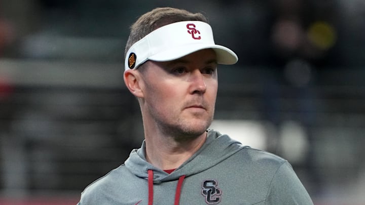 Dec 2, 2022; Las Vegas, NV, USA; Southern California Trojans head coach Lincoln Riley reacts in the first half of the Pac-12 Championship against the Utah Utes at Allegiant Stadium. Mandatory Credit: Kirby Lee-Imagn Images Dec 2, 2022; Las Vegas, NV, USA; Southern California Trojans head coach Lincoln Riley reacts in the first half of the Pac-12 Championship against the Utah Utes at Allegiant Stadium. Mandatory Credit: Kirby Lee-Imagn Images