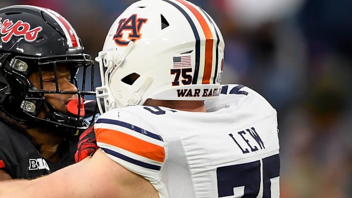 One former Auburn Tigers offensive lineman shared effusive praise for third-year center Connor Lew