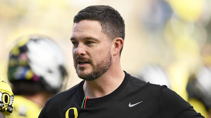 Oct 26, 2024; Eugene, Oregon, USA; Oregon Ducks head coach Dan Lanning visits with players before a game against the Illinois Fighting Illini at Autzen Stadium. Mandatory Credit: Troy Wayrynen-Imagn Images Oct 26, 2024; Eugene, Oregon, USA; Oregon Ducks head coach Dan Lanning visits with players before a game against the Illinois Fighting Illini at Autzen Stadium. Mandatory Credit: Troy Wayrynen-Imagn Images
