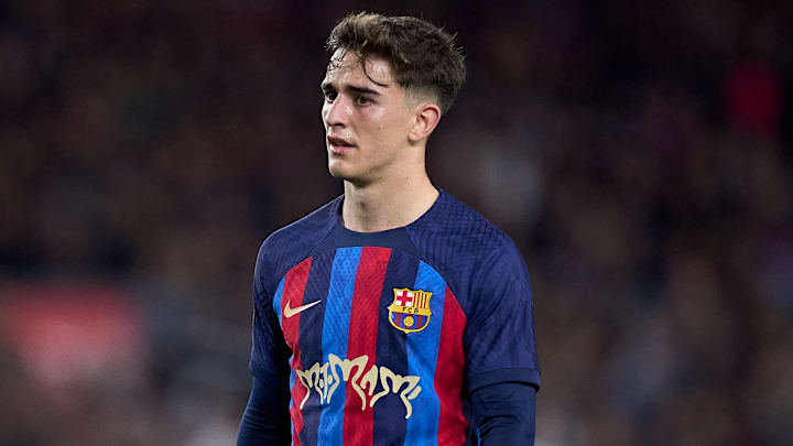 "Gavi" usando la camiseta del FC Barcelona con el logo de "Motomami", el álbum de Rosalía