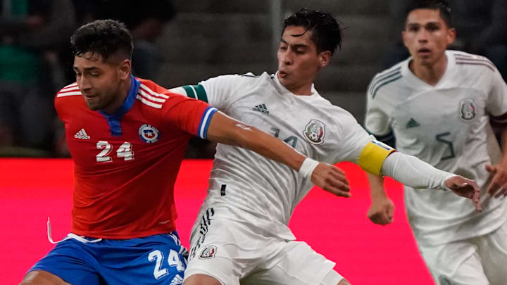 El chileno Jeyson Rojas disputa el balón con Erick Aguirre.