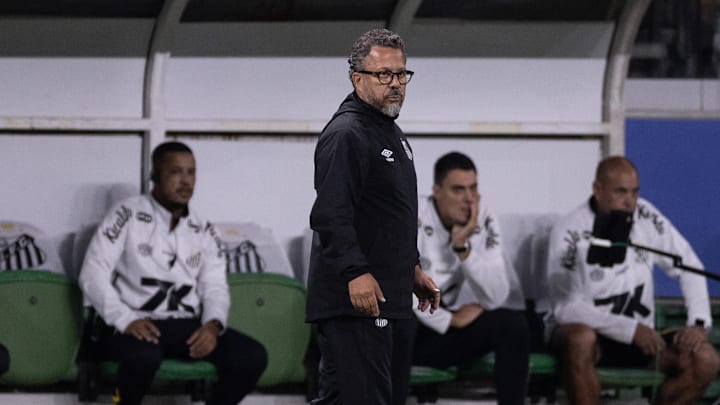 Cléber Xavier pretende mudar o Santos de patamar no Brasileirão