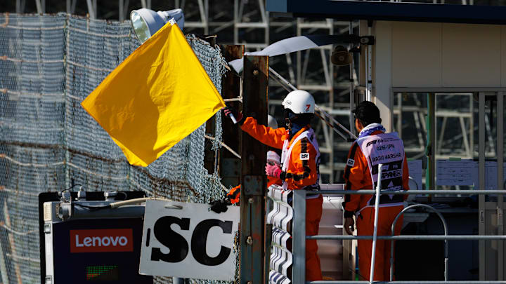 La bandera amarilla es una de las que se muestran a los pilotos de la Fórmula 1