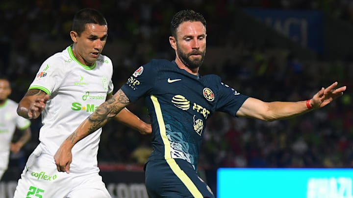 El paraguayo Víctor Velázquez (Bravos) y Miguel Layún (América) en el Grita México 2021.