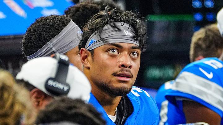 Detroit Lions running back Sione Vaki looks at the big screen during the first quarter of the preseason game at Ford Field in Detroit, Saturday, Aug. 16, 2025.