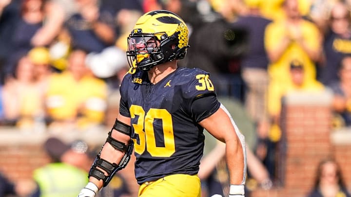 Michigan linebacker Jimmy Rolder (30) celebrates an interception against Washington 