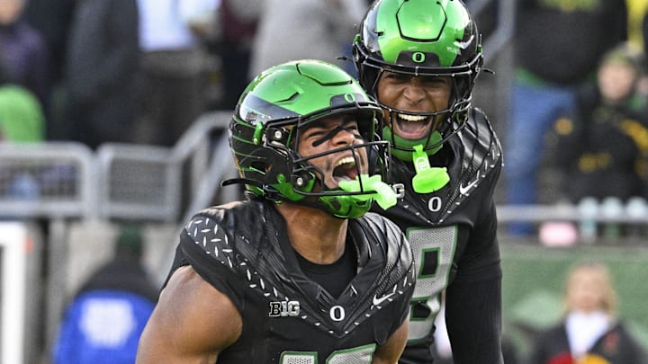 Oregon Ducks tight end Kenyon Sadiq (18)