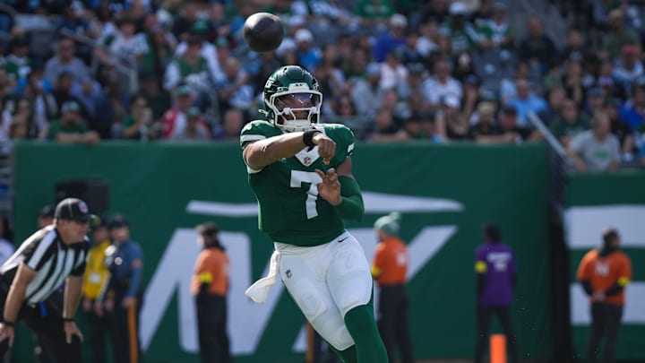 New York Jets quarterback Justin Fields (7) throws the ball during a game against the Carolina Panthers at MetLife Stadium, Oct 19, 2025, East Rutherford, NJ, USA. New York Jets quarterback Justin Fields (7) throws the ball during a game against the Carolina Panthers at MetLife Stadium, Oct 19, 2025, East Rutherford, NJ, USA.