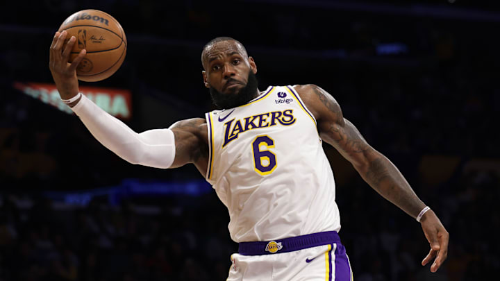 LeBron James mide actualmente 2.06 metros