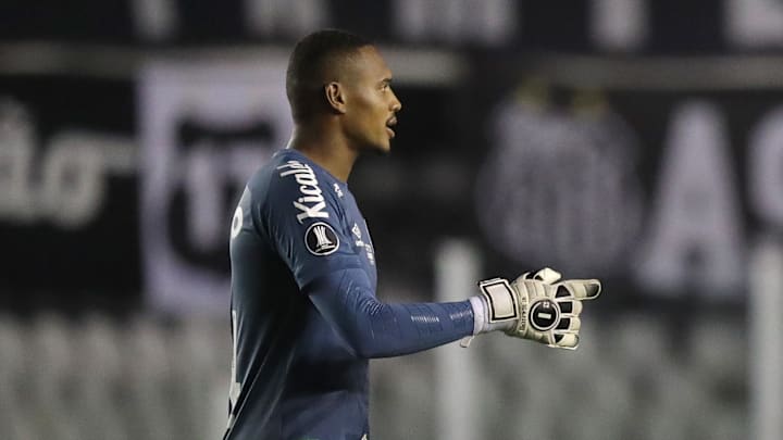 John é reserva absoluto de João Paulo na Vila Belmiro