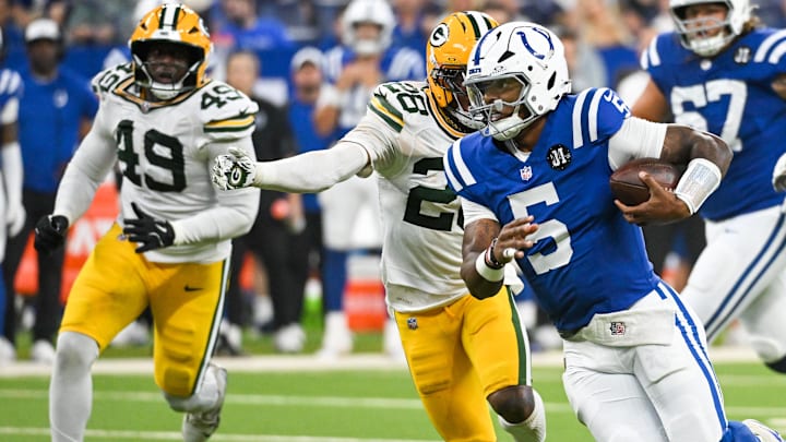Indianapolis Colts quarterback Anthony Richardson Sr. (5) runs the ball against Green Bay Packers linebacker Isaiah Simmons (28) during the first half at Lucas Oil Stadium.