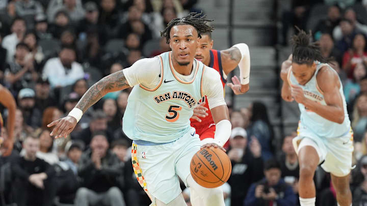 San Antonio Spurs guard Stephon Castle (5) dribbles in the second half against the New Orleans Pelicans at Frost Bank Center.