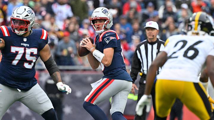 September 20, 2026; Foxborough, Massachusetts, USA; New England Patriots quarterback Drake Maye (10) assesses the field during the first half against the Pittsburgh Steelers at Gillette Stadium. Mandatory Credit: Eric Canha-Imagn Images September 20, 2026; Foxborough, Massachusetts, USA; New England Patriots quarterback Drake Maye (10) assesses the field during the first half against the Pittsburgh Steelers at Gillette Stadium. Mandatory Credit: Eric Canha-Imagn Images