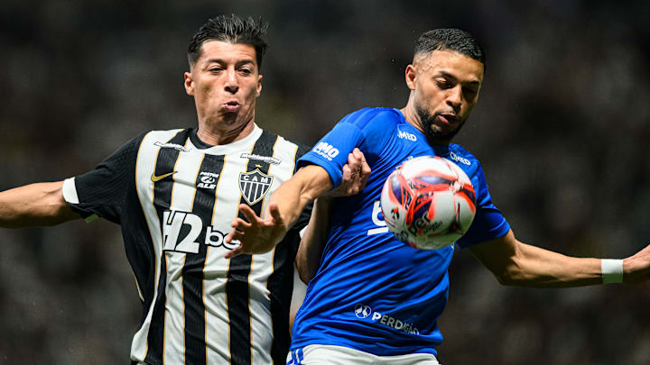 El ecuatoriano Alan Franco y el belga Wanderson Maciel disputan el esférico en la final del Campeonato Mineiro