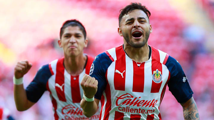 Alexis Vega marcó con Chivas su segundo gol de tiro libre en el Clausura 2022 para rescatar el empate frente a Querétaro.