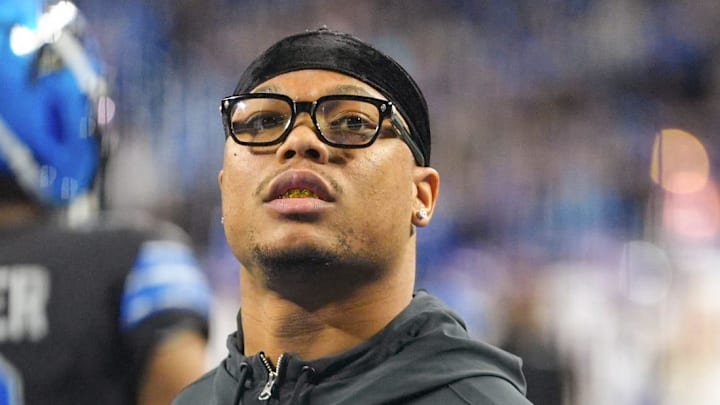 Detroit Lions running back David Montgomery (5) walks the field while players warm for the Minnesota Vikings game 