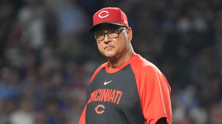 Cincinnati Reds manager Terry Francona (77) makes a pitching change Cincinnati Reds manager Terry Francona (77) makes a pitching change
