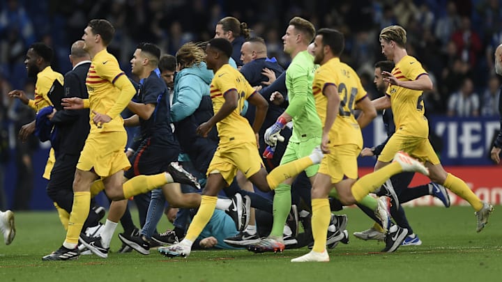 La invasión al campo de los fanáticos del Espanyol, obligó a los jugadores del FC Barcelona a retirarse a los vestuarios