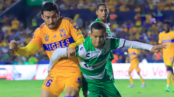 Juan Vigón de Tigres y Ronaldo Prieto de Santos Laguna durante el Apertura 2022.
