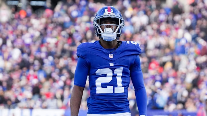 New York Giants cornerback Paulson Adebo (21) looks at the crowd during a game against the Minnesota Vikings at MetLife Stadium, Dec 21, 2025, East Rutherford, NJ, USA