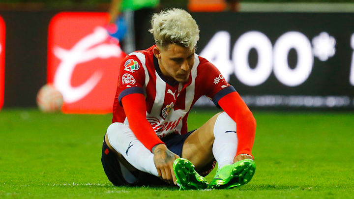 Cristián Calderón ha sido titular con Chivas en los dos primeros juegos de la Liga MX.