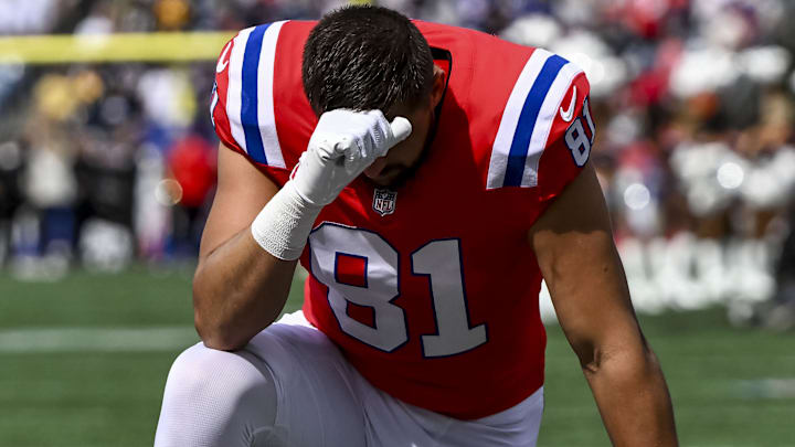 Sep 21, 2025; Foxborough, Massachusetts, USA; New England Patriots tight end Austin Hooper (81) kneels before the game against eh Pittsburgh Steelers at Gillette Stadium. 