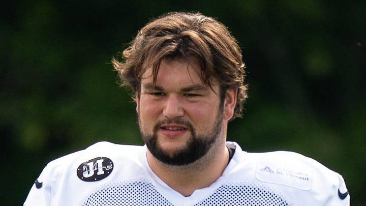 Indianapolis Colts guard Quenton Nelson warms up