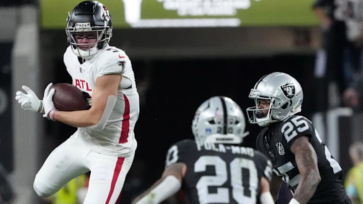 Dec 16, 2024; Paradise, Nevada, USA; Atlanta Falcons wide receiver Drake London (5) catches the ball against Las Vegas Raiders safety Isaiah Pola-Mao (20) and cornerback Decamerion Richardson (25) in the first half at Allegiant Stadium. Mandatory Credit: Kirby Lee-Imagn Images Dec 16, 2024; Paradise, Nevada, USA; Atlanta Falcons wide receiver Drake London (5) catches the ball against Las Vegas Raiders safety Isaiah Pola-Mao (20) and cornerback Decamerion Richardson (25) in the first half at Allegiant Stadium. Mandatory Credit: Kirby Lee-Imagn Images
