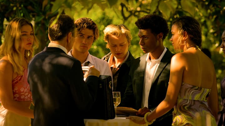Outer Banks. (L to R) Madelyn Cline as Sarah Cameron, David Jensen as Genrette, Chase Stokes as John B, Rudy Pankow as JJ, Jonathan Daviss as Pope, Madison Bailey as Kiara, Carlacia Grant as Cleo in episode 401 of Outer Banks. Cr. Courtesy of Netflix © 2024