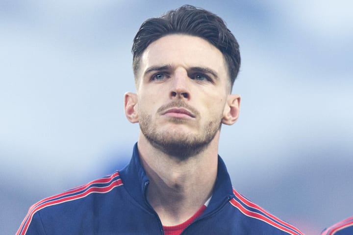 เดคลาน ไรซ์มองไปยังระยะไกล