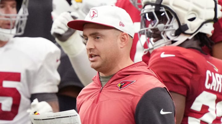 Arizona Cardinals offensive coordinator Drew Petzing talks to his players during training camp at State Farm Stadium 