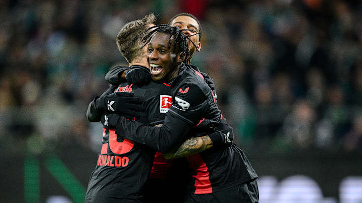  Jeremie Frimpong jubelt mit Grimaldo und Adli