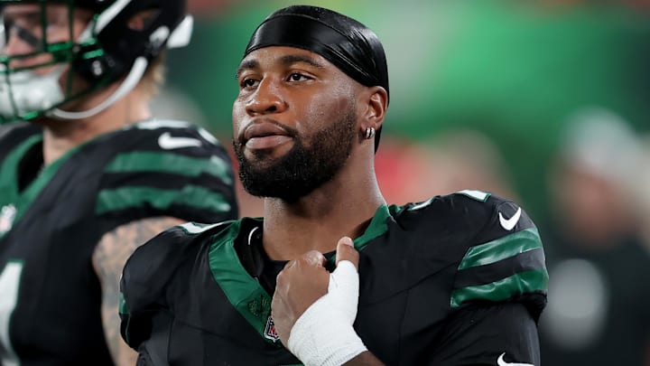 Oct 31, 2024; East Rutherford, New Jersey, USA; New York Jets defensive end Haason Reddick (7) on the sidelines during the first quarter against the Houston Texans at MetLife Stadium. Mandatory Credit: Brad Penner-Imagn Images Oct 31, 2024; East Rutherford, New Jersey, USA; New York Jets defensive end Haason Reddick (7) on the sidelines during the first quarter against the Houston Texans at MetLife Stadium. Mandatory Credit: Brad Penner-Imagn Images