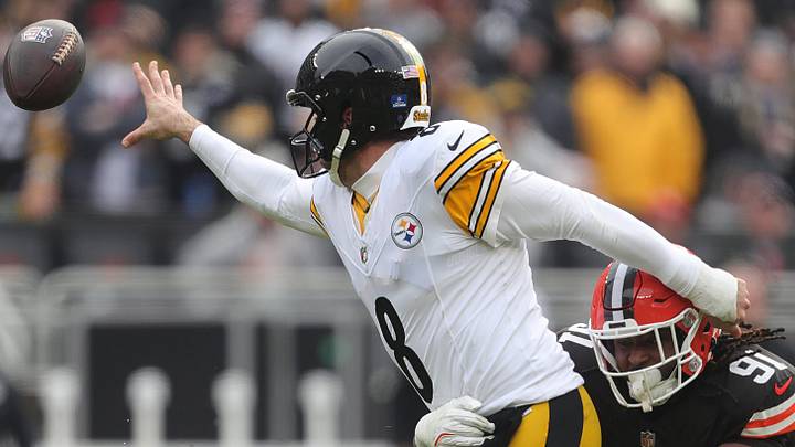 Pittsburgh Steelers quarterback Aaron Rodgers