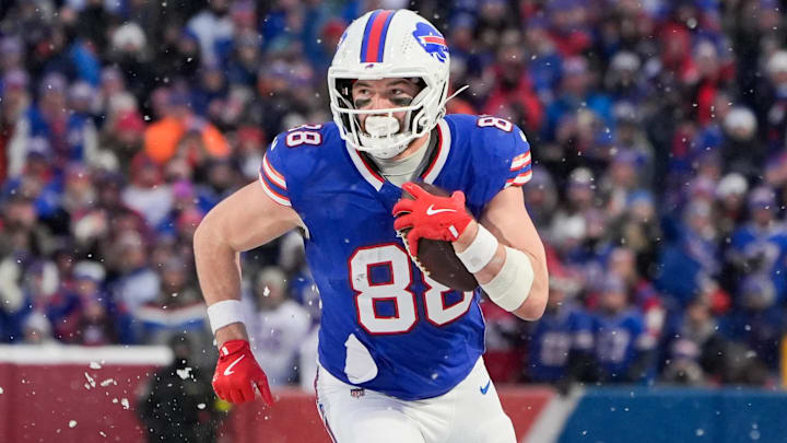 Buffalo Bills tight end Dawson Knox (88) runs with the ball in the fourth quarter against the Cincinnati Bengals at Highmark Stadium.