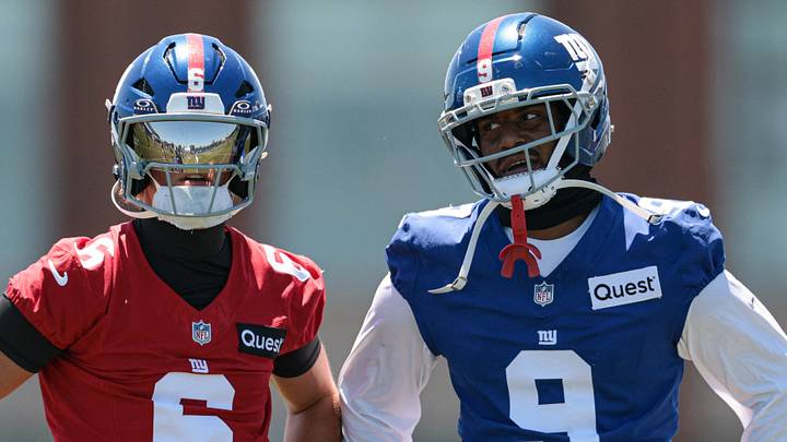 New York Giants quarterback Jaxson Dart (6) and tight end Isaiah Likely (9) New York Giants quarterback Jaxson Dart (6) and tight end Isaiah Likely (9)