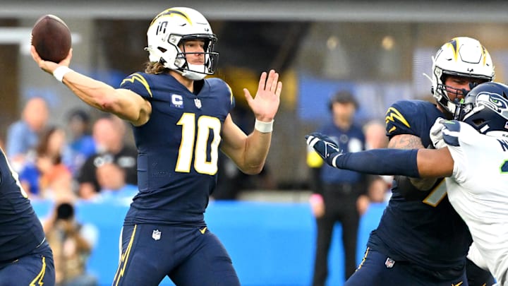 Los Angeles Chargers quarterback Justin Herbert (10)