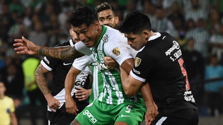 El defensa Jhon Duque de Atlético Nacional durante un duelo de Copa Libertadores.