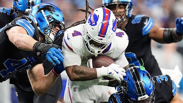 Buffalo Bills running back James Cook runs against Detroit Lions linebacker Jack Campbell (46).