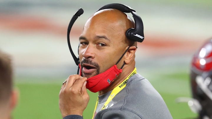 Feb 7, 2021; Tampa, FL, USA; Tampa Bay Buccaneers outside linebackers coach Larry Foote against the Kansas City Chiefs in Super Bowl LV at Raymond James Stadium. Mandatory Credit: Mark J. Rebilas-Imagn Images Feb 7, 2021; Tampa, FL, USA; Tampa Bay Buccaneers outside linebackers coach Larry Foote against the Kansas City Chiefs in Super Bowl LV at Raymond James Stadium. Mandatory Credit: Mark J. Rebilas-Imagn Images